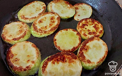 Обжариваем на сковороде.