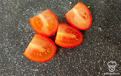 Помидоры разрезаем на половинки.