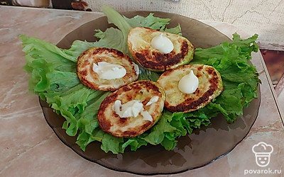 Выкладываем на тарелку листья салата, сверху кабачок, а на него каплю майонеза. Накрываем все половинкой черри и закрепляем зубочисткой.