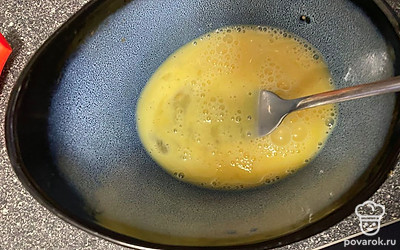 Яйцо взбейте со щепоткой соли.