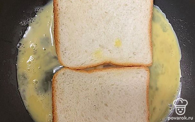 Вылейте на сковороду и положите 2 ломтика хлеба сверху.