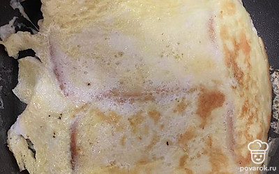 Когда омлет пожарится, переверните.