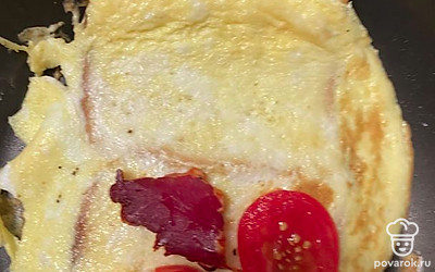 На одну часть выложите помидор, колбасу.