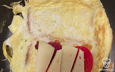 Добавьте нарезанный сыр и накройте второй половиной, чтобы сыр расплавился.