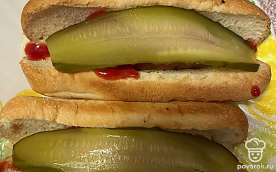 Огурец свежий или маринованный нарежьте на тонкие дольки.