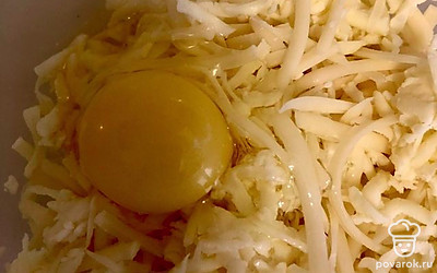 Весь сыр натереть на терке, добавить 2 яйца и хорошо перемешать. Я брала 3 вида сыра.