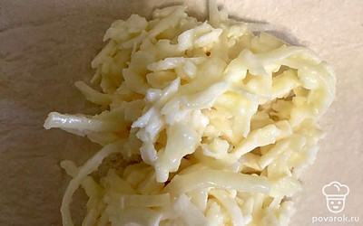 На середину слоеного квадрата выложить сырную начинку.