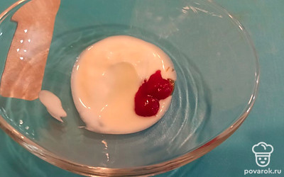 Сметану смешиваем с кетчупом.