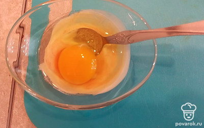 Далее в соус вбиваем яйцо.