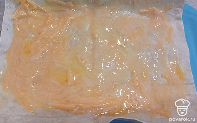 Выкладываем начинку на лаваш и закрываем ее краями лаваша. 