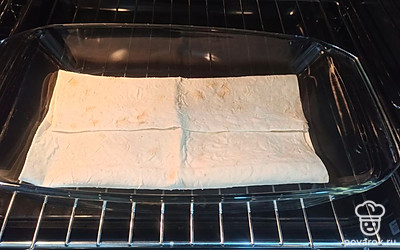 Выпекаем лаваш в духовке, разогретой до 180 градусов, 20 минут.