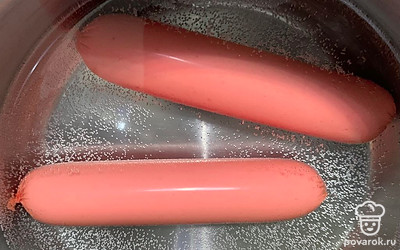 Сосиски отварить.