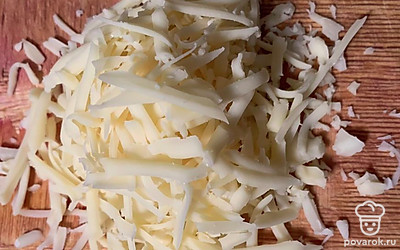 Сыр натереть на терке.