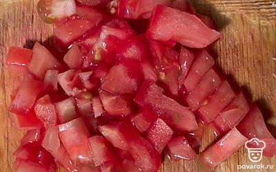 Нарезать помидор.