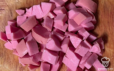 Нашинковать сосиски.