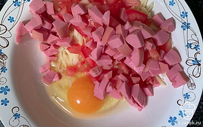 Соединить яйцо, помидор, сыр, сосиски. Посолить и перемешать.