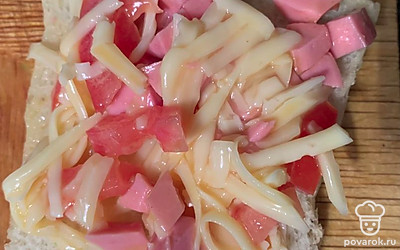 На тостовый хлеб выложить начинку.