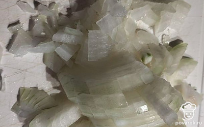 Лук чистим и мелко нарезаем.