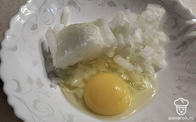 Добавляем к луку яйцо.