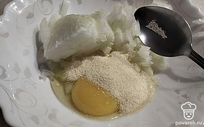 Всыпаем манку и перемешиваем. Оставляем набухать.