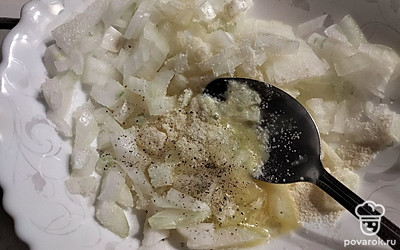 Солим и перчим смесь по вкусу.