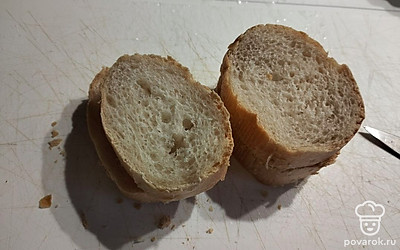 У меня батон, можно любой хлеб. Нарезаем хлеб кусочками толщиной в 1 сантиметр.