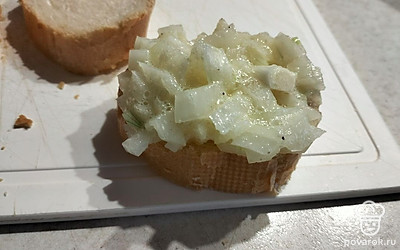 Выкладываем лук на батон.