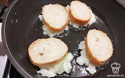 На разогретую сковороду отправляем бутерброд с луком и жарим 5-7 минут на слабом огне.