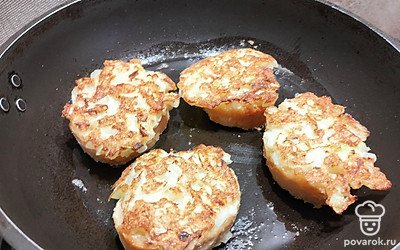 Переворачиваем и пару минут обжариваем со стороны батона.