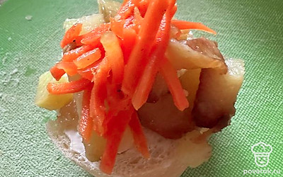 Разложить морковь.