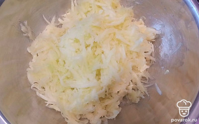 Кабачок натираем на крупной терке, солим. 