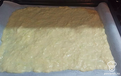 Распределяем тесто равномерно на противене, застеленном пергаментной бумагой. Ставим в разогретую до 180 градусов духовку на 30 минут. 