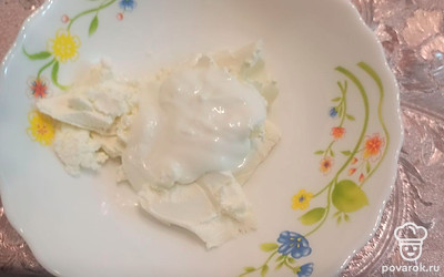 Соединяем сметану и творожный сыр. 