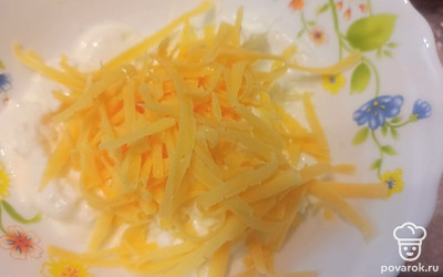 Натираем сыр на крупной терке и добавляем в миску. 