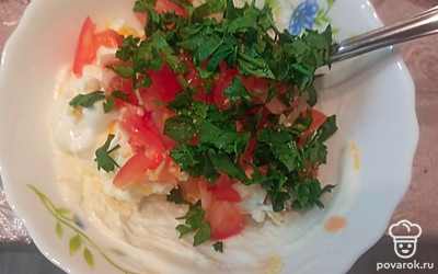 Затем в миску выкладываем нарезанный помидор и петрушку. Все перемешиваем. 