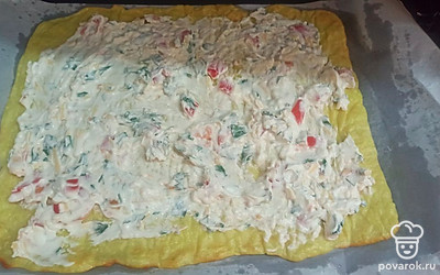 Выкладываем начинку на кабачковый корж и все сворачиваем в рулет. 