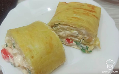 Нарезаем рулет и подаем к столу. 