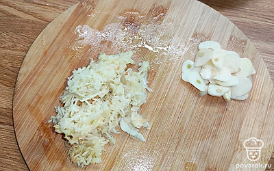 Чеснок почистить и помыть. Часть чеснока нарезать на пластинки, часть измельчить на мелкой терке.