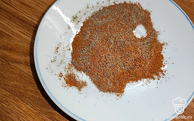 Черный и красный перец смешать.