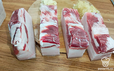 Сало нарезать брусочками.