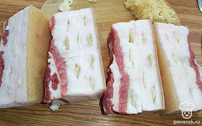 Нашпиговать каждый кусочек пластинками чеснока.