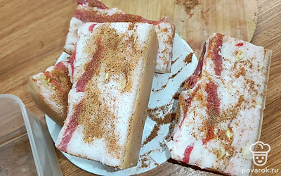 Обсыпать бруски сала смесью перца. Втереть специи.