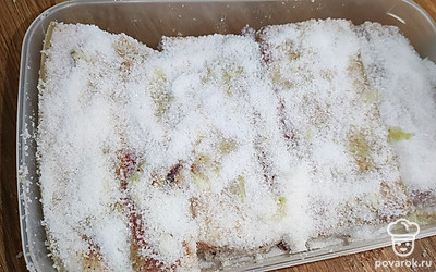 Каждый кусочек сала засыпать солью со всех сторон. Сложить в контейнер для засолки.