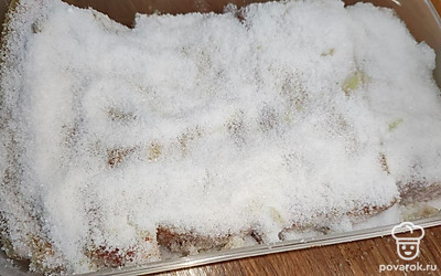 Сверху также засыпать слоем соли. Не переживайте, сало лишнюю соль в себя не возьмет. Контейнер с салом оставляем при комнатной температуре на трое суток для просолки. Время засолки сала зависит от толщины брусочков.