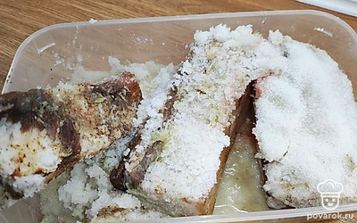 Через трое суток сало очистить от соли. Сложить каждый кусочек в пакет и убрать в морозилку. 