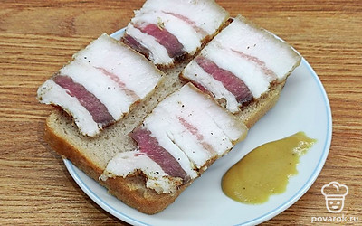 Подавать бутерброды с салом, приправив горчицей.