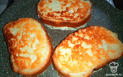 Как только гренки со стороны творожной массы приобретут румяный цвет при обжаривании, разложите равномерно оставшуюся вторую часть творожной массы на обжаривающиеся кусочки хлеба и переверните на другую сторону, чтобы и вторая сторона с творожной массой стала такого же румяного цвета.