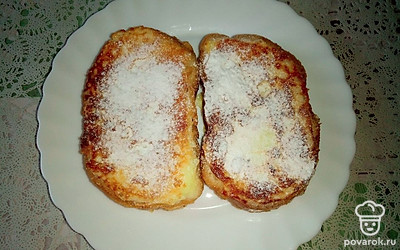 Посыпьте творожные гренки при подаче сахарной пудрой. Можно пользоваться также шоколадной пастой или любыми сладкими топпингами.