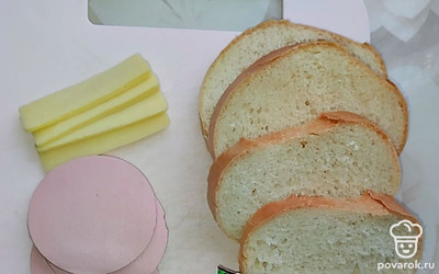 Подготовим ингредиенты. Хлеб нарезаем тонкими ломтиками. Сыр и колбасу тонко режем. 