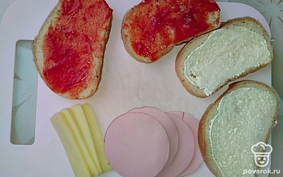 Два кусочка хлеба мажем слегка кетчупом, а другие два майонезом, но без фанатизма. 